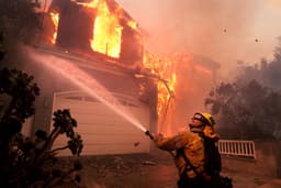 Will Palisades wildfire spread to Santa Monica by Sunday?